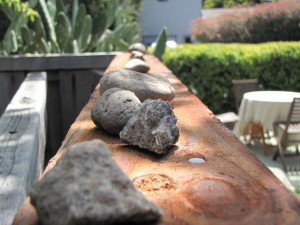 Decke, Tisch und Stühle